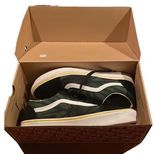 Suede vans, old skool, excellent shape.